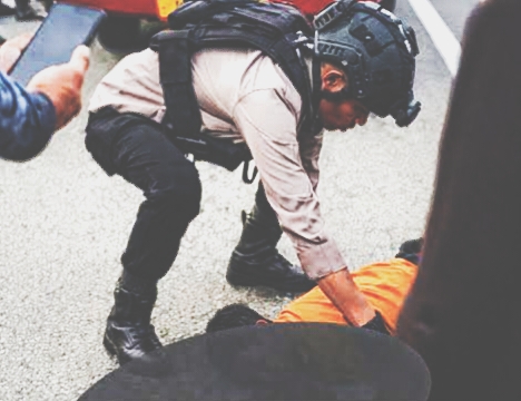 Insiden dugaan kekerasan saat pemantauan balap liar terjadi di Kota Tual dan menyebabkan seorang warga mengalami luka berat. Peristiwa tersebut kini dalam penyelidikan aparat kepolisian.