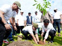 Gubernur Sulawesi Selatan, Andi Sudirman Sulaiman terus mendorong budaya hidup sehat dan peduli lingkungan melalui Anti Malas Gerak (Anti Mager) dan gerakan ASRI (Aman, Sehat, Resik, Indah) bersama masyarakat dan jajaran Organisasi Perangkat Daerah (OPD) lingkup Pemerintah Provinsi Sulsel.