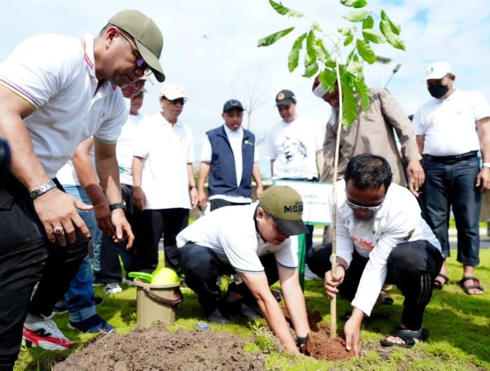 Gubernur Sulawesi Selatan, Andi Sudirman Sulaiman terus mendorong budaya hidup sehat dan peduli lingkungan melalui Anti Malas Gerak (Anti Mager) dan gerakan ASRI (Aman, Sehat, Resik, Indah) bersama masyarakat dan jajaran Organisasi Perangkat Daerah (OPD) lingkup Pemerintah Provinsi Sulsel.