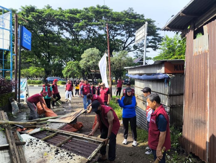 Di Balik Pembongkaran Lapak Waria Panaikang, Petugas Temukan Barang Tak Terduga 13 c7c4b719 0c7b 4ba3 aa08 c14371316507