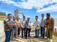 Anggota Komisi II DPR RI, Taufan Pawe, meninjau langsung titik abrasi di Cappa Gusung, Kelurahan Sapolohe, Kecamatan Bonto Bahari, Kabupaten Bulukumba, Jumat (6/2/2026).