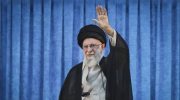 Geopolitik Timur Tengah kembali memanas setelah Pemimpin Tertinggi Iran, Ali Khamenei, melontarkan pernyataan keras terhadap Amerika Serikat (AS). Dalam pidato di Tabriz pada 17 Februari 2026, Khamenei menegaskan bahwa Iran memiliki kemampuan untuk menenggelamkan kapal induk AS jika Washington melancarkan serangan militer.