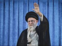 Khamenei Ancam Kapal Induk AS, Ketegangan Iran–Amerika Kembali Memanas 14 Geopolitik Timur Tengah kembali memanas setelah Pemimpin Tertinggi Iran, Ali Khamenei, melontarkan pernyataan keras terhadap Amerika Serikat (AS). Dalam pidato di Tabriz pada 17 Februari 2026, Khamenei menegaskan bahwa Iran memiliki kemampuan untuk menenggelamkan kapal induk AS jika Washington melancarkan serangan militer.