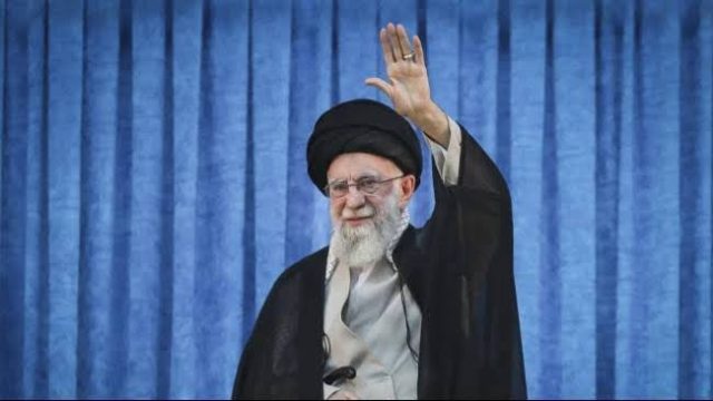 Khamenei Ancam Kapal Induk AS, Ketegangan Iran–Amerika Kembali Memanas 13 Geopolitik Timur Tengah kembali memanas setelah Pemimpin Tertinggi Iran, Ali Khamenei, melontarkan pernyataan keras terhadap Amerika Serikat (AS). Dalam pidato di Tabriz pada 17 Februari 2026, Khamenei menegaskan bahwa Iran memiliki kemampuan untuk menenggelamkan kapal induk AS jika Washington melancarkan serangan militer.