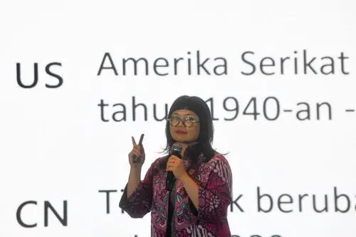 Alumni LPDP Pamer Paspor Asing, Wamendiktisaintek Ingatkan Beasiswa Adalah Utang Budi 13 Jagat maya dihebohkan oleh unggahan viral seorang alumni penerima beasiswa Lembaga Pengelola Dana Pendidikan (LPDP) berinisial DS. Melalui akun Instagram pribadinya, ia memamerkan paspor Inggris untuk anak keduanya sembari menyertakan kalimat yang dinilai merendahkan identitas kebangsaan: “Cukup aku aja yang WNI, anak-anakku jangan.”