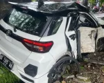Kecelakaan maut terjadi di Jalan Tol Reformasi Km 7+200, Makassar, Sabtu (21/2/2026) sekitar pukul 13.53 Wita. Wardana Mamung (47), istri anggota DPRD Sulawesi Selatan (Sulsel) Hariadi, meninggal dunia setelah mobil yang dikendarainya menabrak pembatas jalan.