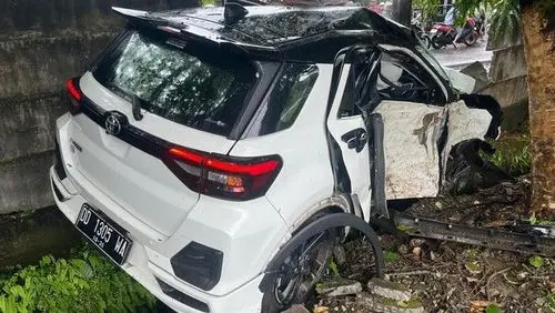 Istri Anggota DPRD Sulsel Tewas di Tol Reformasi Makassar, Mobil Diduga Oleng dan Tabrak Pembatas 13 Kecelakaan maut terjadi di Jalan Tol Reformasi Km 7+200, Makassar, Sabtu (21/2/2026) sekitar pukul 13.53 Wita. Wardana Mamung (47), istri anggota DPRD Sulawesi Selatan (Sulsel) Hariadi, meninggal dunia setelah mobil yang dikendarainya menabrak pembatas jalan.