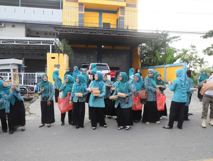 Tim Penggerak PKK Kota Parepare menggelar aksi berbagi di momen bulan suci Ramadan dengan membagikan takjil kepada masyarakat di sejumlah titik strategis, Kamis (27/2/2026).