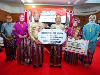 Kado Peringatan 682 Tahun Sidrap, Gubernur Sulsel Serahkan Bantuan Keuangan Rp15 M hingga Alsintan 14 Gubernur Sulawesi Selatan, Andi Sudirman Sulaiman, menyerahkan bantuan keuangan sebesar Rp15 miliar untuk Pemerintah Kabupaten Sidenreng Rappang (Sidrap) pada tahun anggaran 2026. Bantuan tersebut ditujukan untuk mendukung perbaikan infrastruktur dan penguatan sektor strategis daerah.