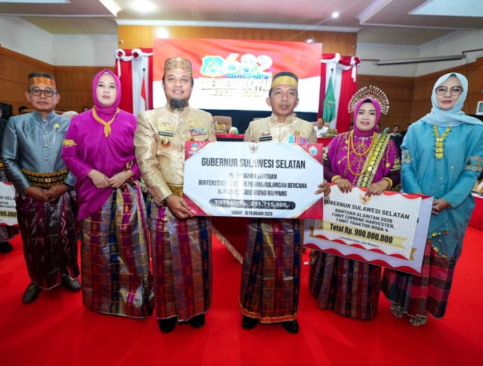 Gubernur Sulawesi Selatan, Andi Sudirman Sulaiman, menyerahkan bantuan keuangan sebesar Rp15 miliar untuk Pemerintah Kabupaten Sidenreng Rappang (Sidrap) pada tahun anggaran 2026. Bantuan tersebut ditujukan untuk mendukung perbaikan infrastruktur dan penguatan sektor strategis daerah.