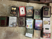 Di tengah kehancuran infrastruktur akibat konflik berkepanjangan, secercah harapan tumbuh melalui inisiatif literasi yang digagas dua pemuda Palestina. Omar Hamad, seorang penyair sekaligus apoteker asal Gaza, bersama rekannya Ibrahim, mendirikan **Phoenix Library**, perpustakaan publik yang lahir setelah dua tahun konflik menghancurkan sebagian besar sekolah dan universitas di wilayah tersebut.