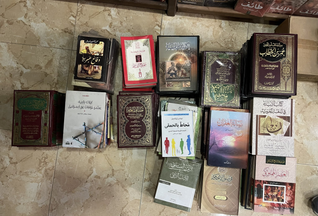 Di tengah kehancuran infrastruktur akibat konflik berkepanjangan, secercah harapan tumbuh melalui inisiatif literasi yang digagas dua pemuda Palestina. Omar Hamad, seorang penyair sekaligus apoteker asal Gaza, bersama rekannya Ibrahim, mendirikan **Phoenix Library**, perpustakaan publik yang lahir setelah dua tahun konflik menghancurkan sebagian besar sekolah dan universitas di wilayah tersebut.