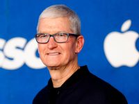 CEO Apple, Tim Cook, mengejutkan publik setelah menyarankan pengguna untuk mengurangi penggunaan iPhone dan lebih banyak meluangkan waktu untuk aktivitas di dunia nyata, termasuk menikmati alam.