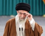 Pimpinan Tertinggi Iran, Ayatollah Ali Khamenei, dilaporkan tewas dalam serangan rudal yang dikaitkan dengan Amerika Serikat (AS) bersama Israel pada Sabtu (28/2/2026) waktu setempat. Kabar tersebut dikonfirmasi sejumlah media Iran, termasuk Tasnim dan Fars News Agency.