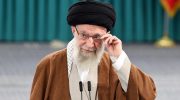 Pimpinan Tertinggi Iran, Ayatollah Ali Khamenei, dilaporkan tewas dalam serangan rudal yang dikaitkan dengan Amerika Serikat (AS) bersama Israel pada Sabtu (28/2/2026) waktu setempat. Kabar tersebut dikonfirmasi sejumlah media Iran, termasuk Tasnim dan Fars News Agency.