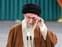 Pimpinan Tertinggi Iran, Ayatollah Ali Khamenei, dilaporkan tewas dalam serangan rudal yang dikaitkan dengan Amerika Serikat (AS) bersama Israel pada Sabtu (28/2/2026) waktu setempat. Kabar tersebut dikonfirmasi sejumlah media Iran, termasuk Tasnim dan Fars News Agency.