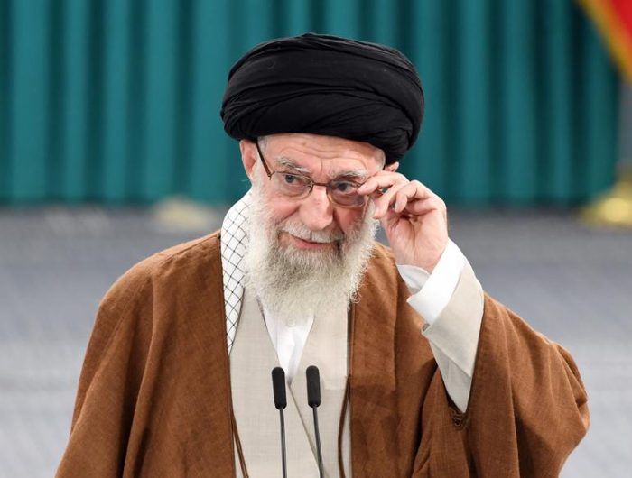 Pimpinan Tertinggi Iran, Ayatollah Ali Khamenei, dilaporkan tewas dalam serangan rudal yang dikaitkan dengan Amerika Serikat (AS) bersama Israel pada Sabtu (28/2/2026) waktu setempat. Kabar tersebut dikonfirmasi sejumlah media Iran, termasuk Tasnim dan Fars News Agency.