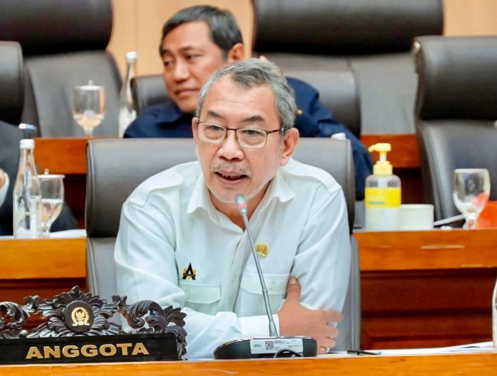 Anggota Komisi XII DPR RI Alfons Manibui menilai wacana kebijakan bekerja dari rumah atau work from home (WFH) yang tengah dikaji pemerintah sebagai langkah strategis dalam upaya efisiensi energi nasional.