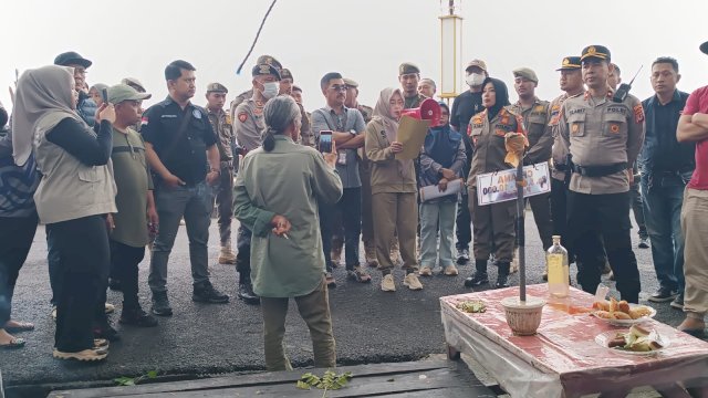 Pemkot Parepare Amankan Aset Lahan Eks Pasar Seni untuk Kepentingan Publik 12 Pemerintah Kota Parepare melakukan pengamanan aset daerah berupa lahan eks Pasar Seni di Kelurahan Cappagalung, Kecamatan Bacukiki Barat, Jumat, 2 Januari 2026. Pengamanan dilakukan karena sebagian lahan aset pemkot tersebut diduduki dan dibangun rumah oleh warga tanpa alas hak yang sah.