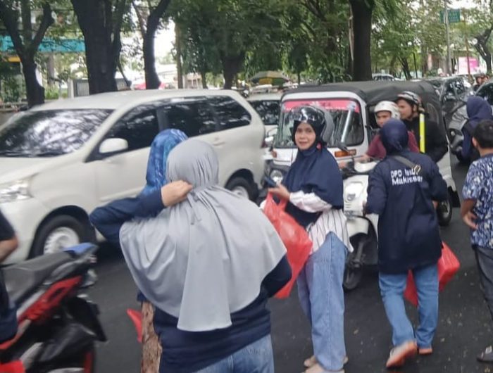 Partai NasDem Makassar Bagikan Takjil di Dua Kecamatan, Sasar Pengendara dan Ojol 13 Dengan semangat berbagi di bulan Ramadan, DPD Partai NasDem Kota Makassar terus menggencarkan pembagian takjil kepada masyarakat.