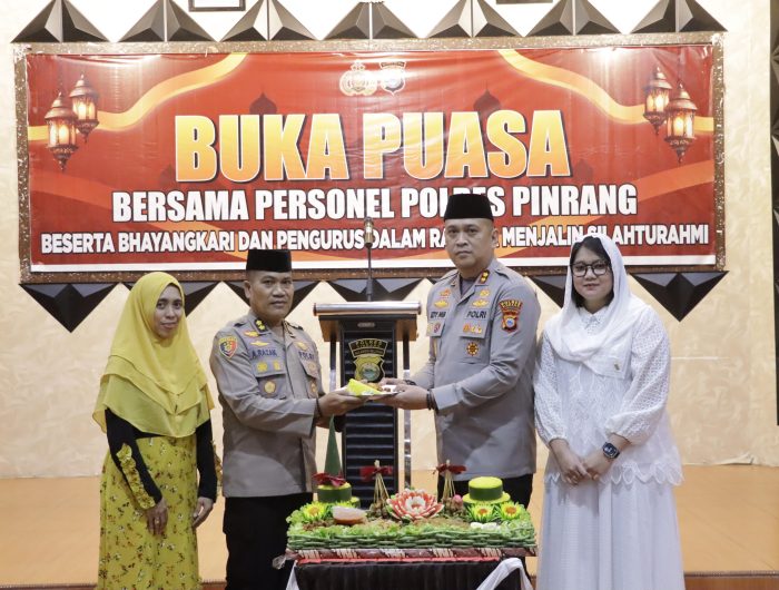 Polres Pinrang menggelar buka puasa bersama personel dan Bhayangkari di Aula Wicaksana Laghawa, Selasa 3 Maret 2026 sore.