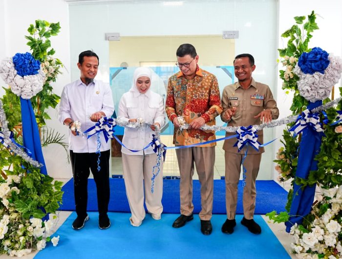 Gubernur Sulawesi Selatan, Andi Sudirman Sulaiman, menghadiri pengukuhan Unit Pelaksana Teknis (UPT) Loka Pengawas Obat dan Makanan (POM) Kabupaten Bone, Jumat (7/3/2026).