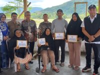 Gubernur Sulawesi Selatan, Andi Sudirman Sulaiman melalui Dinas Sosial menyalurkan bantuan kepada empat kepala keluarga korban kebakaran di Desa Tanarigella, Kecamatan Bua, Kabupaten Luwu.