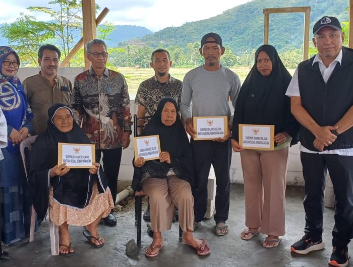 Gubernur Sulawesi Selatan, Andi Sudirman Sulaiman melalui Dinas Sosial menyalurkan bantuan kepada empat kepala keluarga korban kebakaran di Desa Tanarigella, Kecamatan Bua, Kabupaten Luwu.