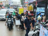 NasDem Makassar Bagikan Ratusan Takjil di Ujung Tanah dan Ujung Pandang 18 Partai NasDem Kota Makassar terus menggencarkan kegiatan berbagi takjil kepada masyarakat selama bulan Ramadan. Kegiatan tersebut digelar di sejumlah wilayah, termasuk di Kecamatan Ujung Tanah dan Kecamatan Ujung Pandang.