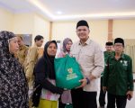 Bupati Bantaeng, Muh. Fathul Fauzy Nurdin, menyerahkan bantuan paket sembako kepada 670 orang mustahiq secara simbolis dalam kegiatan bertajuk Cahaya Zakat Ramadhan Berkah "Terangi Butta Toa dengan Zakat, Bangkit Bersama dalam Keberkahan.” Kegiatan tersebut dilaksanakan di Gedung Balai Kartini, Kabupaten Bantaeng, Senin 9 Maret 2026.