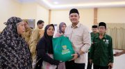 Bupati Bantaeng, Muh. Fathul Fauzy Nurdin, menyerahkan bantuan paket sembako kepada 670 orang mustahiq secara simbolis dalam kegiatan bertajuk Cahaya Zakat Ramadhan Berkah "Terangi Butta Toa dengan Zakat, Bangkit Bersama dalam Keberkahan.” Kegiatan tersebut dilaksanakan di Gedung Balai Kartini, Kabupaten Bantaeng, Senin 9 Maret 2026.
