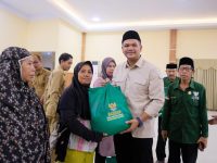 Bupati Bantaeng, Muh. Fathul Fauzy Nurdin, menyerahkan bantuan paket sembako kepada 670 orang mustahiq secara simbolis dalam kegiatan bertajuk Cahaya Zakat Ramadhan Berkah "Terangi Butta Toa dengan Zakat, Bangkit Bersama dalam Keberkahan.” Kegiatan tersebut dilaksanakan di Gedung Balai Kartini, Kabupaten Bantaeng, Senin 9 Maret 2026.