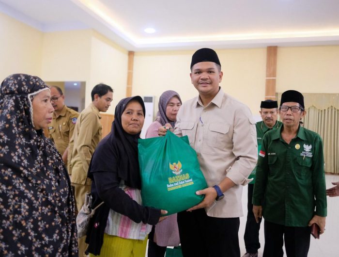 Bupati Bantaeng, Muh. Fathul Fauzy Nurdin, menyerahkan bantuan paket sembako kepada 670 orang mustahiq secara simbolis dalam kegiatan bertajuk Cahaya Zakat Ramadhan Berkah "Terangi Butta Toa dengan Zakat, Bangkit Bersama dalam Keberkahan.” Kegiatan tersebut dilaksanakan di Gedung Balai Kartini, Kabupaten Bantaeng, Senin 9 Maret 2026.