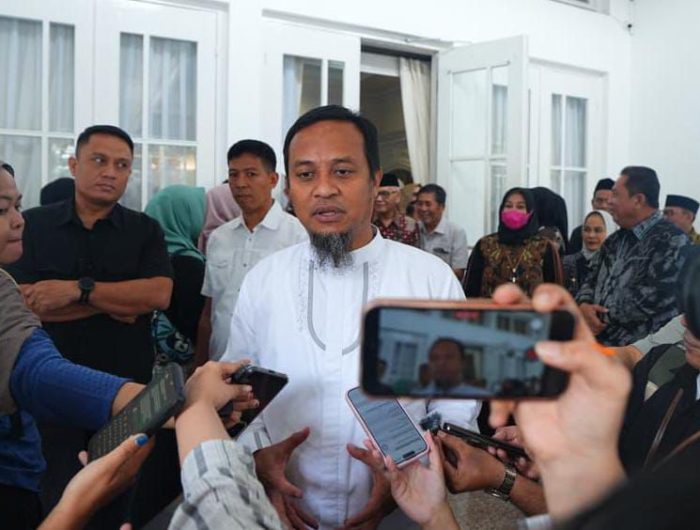 Gubernur Sulawesi Selatan Andi Sudirman Sulaiman menggelar silaturahmi bersama Ketua Komisi II DPR RI Muhammad Rifqinizamy Karsayuda di Rumah Jabatan Gubernur Sulawesi Selatan, Kamis (12/3/2026). Pertemuan tersebut dihadiri para kepala daerah, tokoh adat, tokoh masyarakat, serta mahasiswa dari berbagai organisasi se-Luwu Raya.