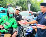 Pengurus dan kader Partai NasDem Kota Makassar kembali turun ke jalan membagikan takjil kepada masyarakat selama bulan Ramadan. Kegiatan berbagi tersebut dilaksanakan di sejumlah wilayah, di antaranya Kecamatan Bontoala dan Kecamatan Panakkukang.