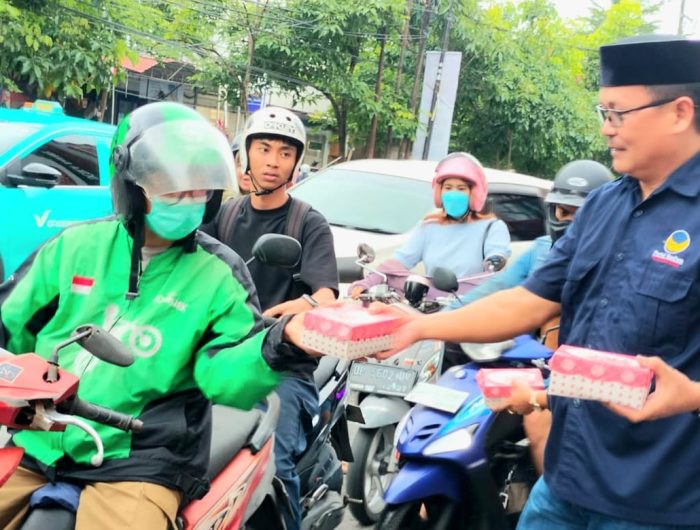 Pengurus dan kader Partai NasDem Kota Makassar kembali turun ke jalan membagikan takjil kepada masyarakat selama bulan Ramadan. Kegiatan berbagi tersebut dilaksanakan di sejumlah wilayah, di antaranya Kecamatan Bontoala dan Kecamatan Panakkukang.
