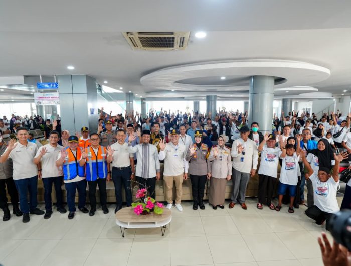 Gubernur Sulsel Lepas 500 Pemudik Program Mudik PLN dari Pelabuhan Soekarno-Hatta Makassar 13 Gubernur Sulawesi Selatan, Andi Sudirman Sulaiman melepas peserta mudik Lebaran Tahun 2026 melalui jalur laut yang diselenggarakan oleh PT PLN (Persero) Unit Induk Sulselrabar di Pelabuhan Soekarno-Hatta, Kota Makassar, Minggu (15/3/2026).