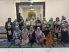Suasana Ramadhan di sebuah masjid kecil di pinggiran Makassar menghadirkan kisah kebersamaan yang menghangatkan. Di Masjid An Nawiah yang berada di kawasan Perumahan Hasri Barombong Residence II, para jamaah membangun tradisi sederhana untuk mempererat hubungan antarwarga.