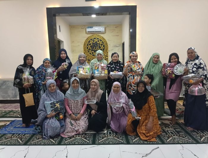 Suasana Ramadhan di sebuah masjid kecil di pinggiran Makassar menghadirkan kisah kebersamaan yang menghangatkan. Di Masjid An Nawiah yang berada di kawasan Perumahan Hasri Barombong Residence II, para jamaah membangun tradisi sederhana untuk mempererat hubungan antarwarga.