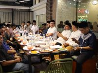 Wali Kota Parepare, Tasming Hamid, menggelar acara buka puasa bersama (bukber) dengan insan pers di Kota Parepare. Menariknya, suasana bukber kali ini berlangsung santai dan cair tanpa kawalan protokoler yang ketat.