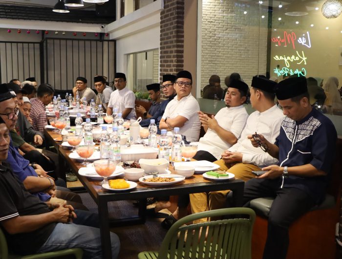Wali Kota Parepare, Tasming Hamid, menggelar acara buka puasa bersama (bukber) dengan insan pers di Kota Parepare. Menariknya, suasana bukber kali ini berlangsung santai dan cair tanpa kawalan protokoler yang ketat.