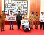 Gubernur Sulawesi Selatan, Andi Sudirman Sulaiman menyerahkan bantuan beasiswa bagi penyandang disabilitas kepada 3.400 peserta didik Sekolah Luar Biasa (SLB) se-Sulawesi Selatan di Aula Asta Cita, Rumah Jabatan Gubernur Sulsel, Makassar, Senin (16/3/2026).