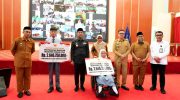 Gubernur Sulawesi Selatan, Andi Sudirman Sulaiman menyerahkan bantuan beasiswa bagi penyandang disabilitas kepada 3.400 peserta didik Sekolah Luar Biasa (SLB) se-Sulawesi Selatan di Aula Asta Cita, Rumah Jabatan Gubernur Sulsel, Makassar, Senin (16/3/2026).