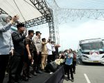 Gubernur Sulawesi Selatan, Andi Sudirman Sulaiman bersama jajaran Forkopimda secara resmi melepas rombongan peserta Mudik Gratis Lebaran Idulfitri 1447 Hijriah/2026 yang diselenggarakan oleh Pemprov Sulsel di kawasan Center Point of Indonesia (CPI), Kota Makassar, Senin (16/3/2026).