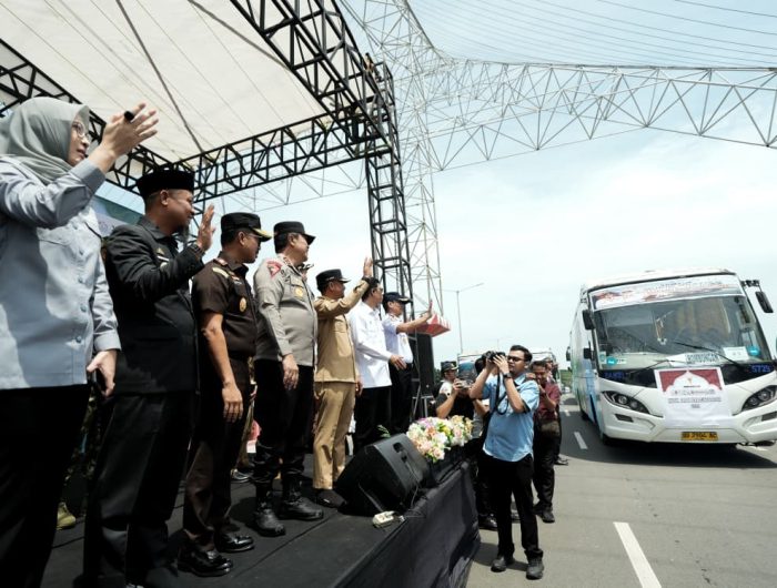 Gubernur Sulawesi Selatan, Andi Sudirman Sulaiman bersama jajaran Forkopimda secara resmi melepas rombongan peserta Mudik Gratis Lebaran Idulfitri 1447 Hijriah/2026 yang diselenggarakan oleh Pemprov Sulsel di kawasan Center Point of Indonesia (CPI), Kota Makassar, Senin (16/3/2026).