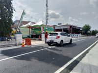 Mudik Lebaran, Pemprov Sulsel Dirikan Posko Layanan di Jalur Preservasi Jalan MYP 30 Pemerintah Provinsi Sulawesi Selatan melalui Dinas Bina Marga dan Bina Konstruksi (BMBK) menghadirkan Posko Mudik Lebaran di sejumlah titik strategis, salah satunya di ruas jalan Impa-impa–Anabanua, Kabupaten Wajo.