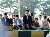 Bupati Bantaeng, M. Fathul Fauzy Nurdin, menunaikan sholat Idul Fitri 1447 H/2026 M, di Lapangan Pantai Seruni, Kabupaten Bantaeng, Sabtu (21/3/2026).