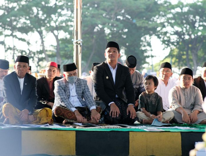 Bupati Bantaeng, M. Fathul Fauzy Nurdin, menunaikan sholat Idul Fitri 1447 H/2026 M, di Lapangan Pantai Seruni, Kabupaten Bantaeng, Sabtu (21/3/2026).