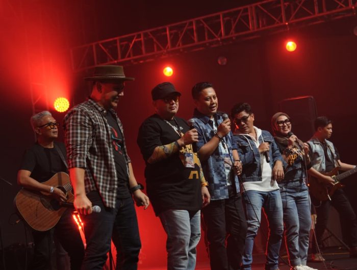 Nuansa nostalgia "putih abu-abu" kembali menghidupkan kenangan lama yang sarat makna, dimeriahkan di Kota Makassar.