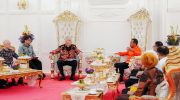 Gubernur Sulawesi Selatan, Andi Sudirman Sulaiman, menyampaikan pesan kuat tentang pentingnya perdamaian dunia saat menerima kunjungan kehormatan Pejabat Kuasa Usaha Ad Interim (Charge d’Affaires a.i) Kedutaan Besar Amerika Serikat, Peter M. Haymond, di Rujab Gubernur Sulsel, Jumat (27/3/2026).